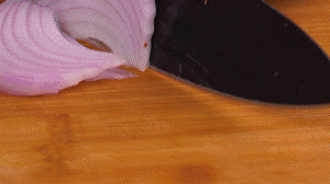 鍋中少許油，熱油倒入香腸煸炒出油，倒入南瓜塊、洋蔥翻炒片刻。