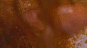 米放電飯鍋，倒入配菜，湯汁一起倒入（湯汁剛好沒過食材即可），電飯鍋開啟煮飯模式，煮好燜20分鐘，撒蔥花。