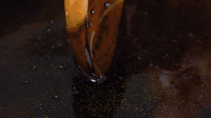 茄子切成長(zhǎng)條，拍上生粉入油鍋炸制。