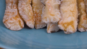 炸制油溫在7成左右，茄子炸至金黃色即可撈出。