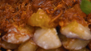 把茄子一條一條的擺好放在盤子上，上鍋蒸制3到4分鐘，出鍋后撒上蔥花。