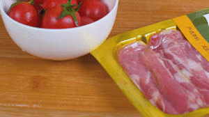 洋蔥、土豆切丁塊，火腿切小片，小番茄對(duì)半切開(kāi)。