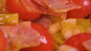 接著放入土豆和洋蔥，翻炒兩分鐘斷生。