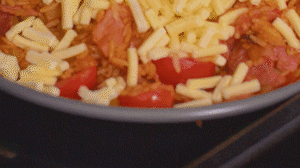 烤箱上下火180度預(yù)熱，將米飯分別盛入容器中。表面均勻的撒上馬蘇里拉芝士碎，放進(jìn)烤箱中層烤20分鐘左右，待芝士融化上色即可。