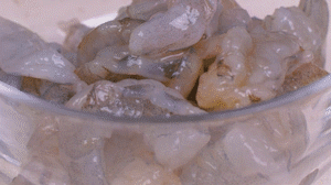 蝦去殼去蝦線，加姜絲、鹽腌制15分鐘，微煎1分鐘備用。