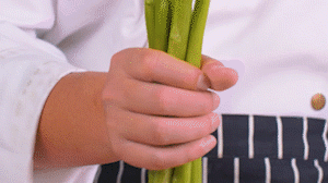 蘆筍刨去老筋，斜切小段。