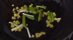 鍋中熱油，依次下姜粒、蔥段、蘆筍炒香。