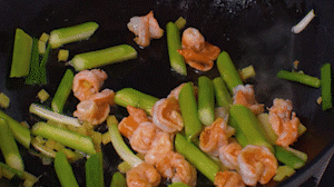 加入煎好的蝦仁，XO醬，以適量鹽、糖進(jìn)行調(diào)味翻炒。