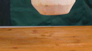 椰子切開頂部，把椰子水倒出，再把椰肉切片。