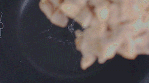 把雞、火腿、椰子水、椰肉、姜、紅棗放入電飯鍋，按下煲湯功能。