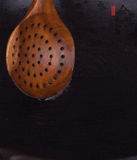 鍋中多倒些花生油，油溫達(dá)80度時(shí)，下芋頭丁炸 40 秒，直到表皮金黃，撈出待用。