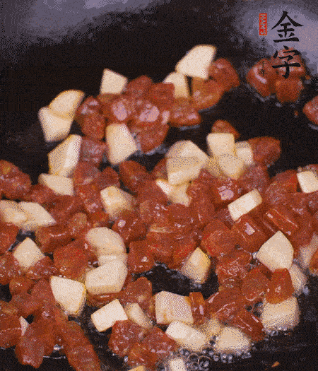 鍋中熱油，下香腸丁、茭白丁大火炒出香味。倒入米飯拍散，炒2～3分鐘。