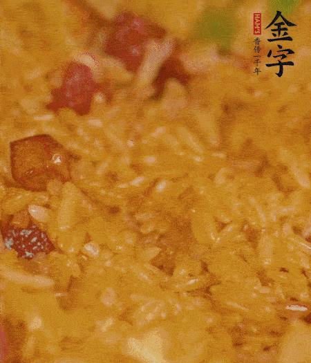 放一撮鹽、生抽少許，倒入炸好的芋頭。最后撒蔥花、蒜末翻炒均勻。