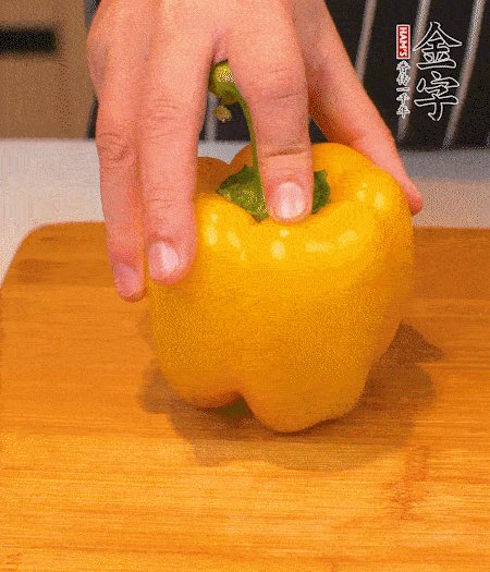 干花菇提前泡發(fā)，胡蘿卜、青椒、黃椒和花菇切丁，小紅椒切圈，小蔥切末。