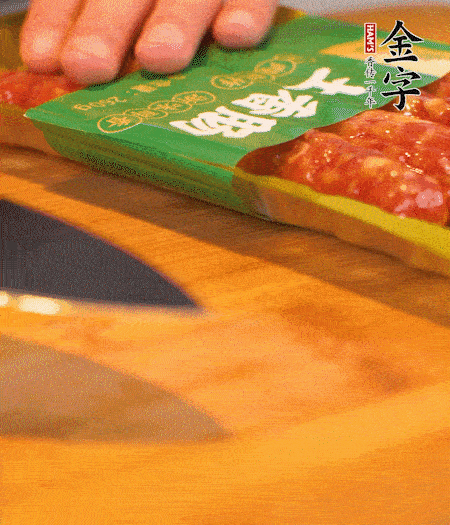 洋蔥切丁，金字土香腸切片。