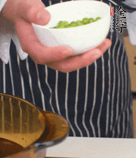 胡蘿卜、豌豆和干花菇焯水。