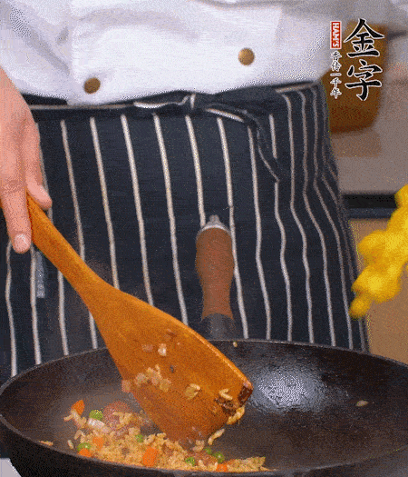 加咖喱塊、少許鹽、白糖調(diào)味，炒至咖喱塊融化后，倒米飯，翻炒至每粒米飯都包裹上咖喱，再放黃椒、青椒粒，出鍋前加菠蘿粒和小蔥翻拌均勻。