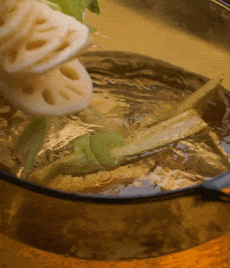 把玉米筍（對半切開）、西芹（切斜片）、蓮藕（切片），放入開水鍋內(nèi)，加點少許鹽、油，汆燙2分鐘。