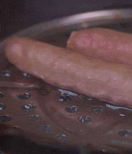 金字10°鮮低溫香腸蒸10分鐘后，切片。