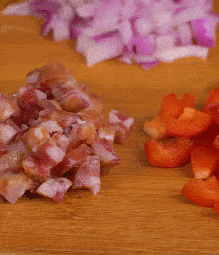 黃椒、紅椒、白洋蔥、土豆、大蔥分別切丁。金字10°鮮低溫香腸切丁。