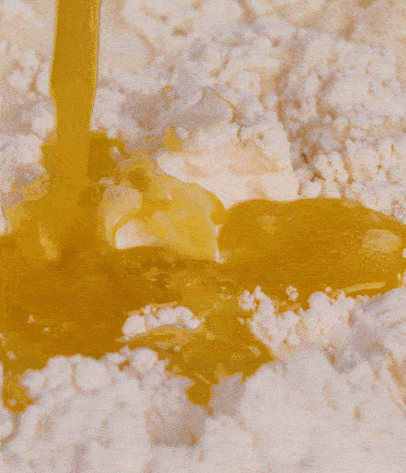 加融化的30g黃油（要不熱再倒）、黃椒、紅椒、白洋蔥、土豆、大蔥、香腸繼續(xù)攪拌均勻。