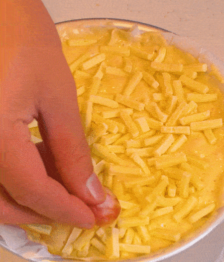 撒上馬蘇里拉芝士，用香腸片裝飾表面，180攝氏度烤箱烤20-25分鐘。