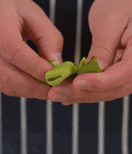 選用鮮嫩蠶豆，剝?nèi)ネ鈿ち粝露姑紫磧?，掰開成兩瓣。