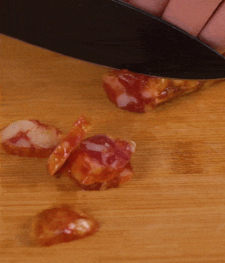 香腸切薄片。