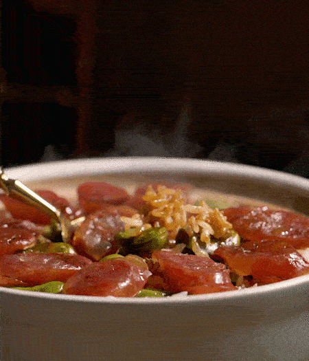 用生抽、白糖、蠔油、芝麻油調(diào)個(gè)汁，淋汁、攪拌、開吃。