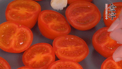 洗凈晾干的小番茄，對半切開，加切塊的大蒜、迷迭香、黑胡椒、橄欖油190度烤40分鐘、200度烤20分鐘。