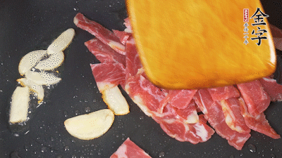 意面按照包裝時間煮熟過涼水，金字淡火腿切成小片。