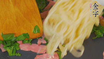 鍋中倒油燒熱，蒜片煸香，淡火腿略翻炒。