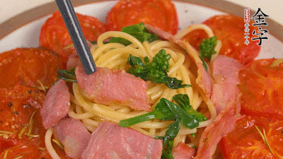 加菜花翻炒1分鐘后加意面，翻炒1分鐘后用少許鹽、黑胡椒調(diào)味即可。