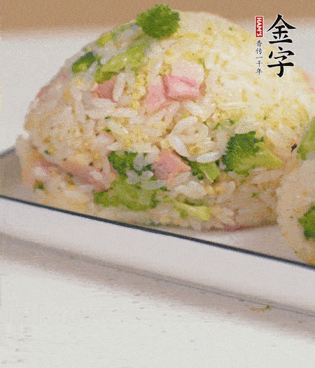 拌好的飯攥成飯團。