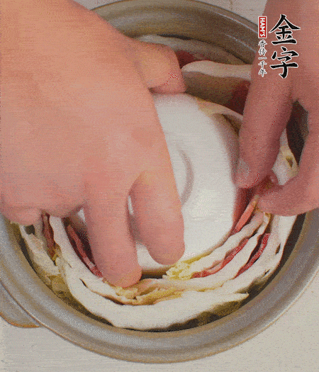 寬度剛好是鍋的高度?？垡粋€小碗更有助于幫助造型。