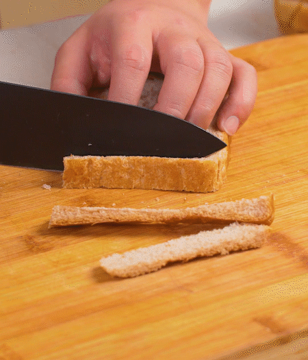 取1片黑麥吐司片，去掉邊邊，涂上一層蛋黃醬。