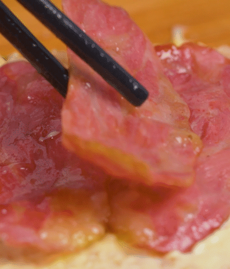 放上火腿、芝士片、生菜，再放一片土司。