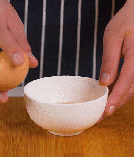 起鍋熱油，蛋液煎成雞蛋碎。金字淡咸肉切成絲。