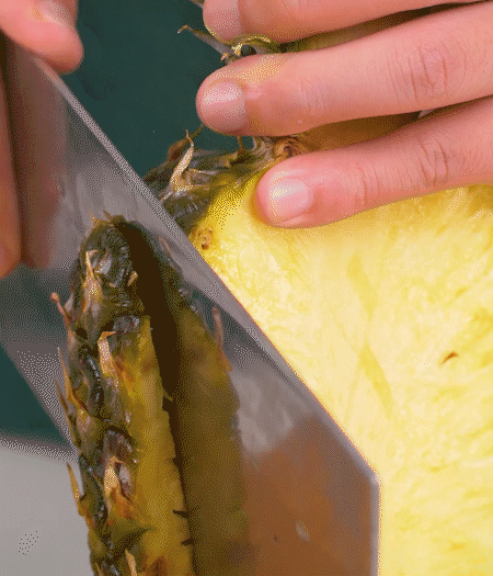 鳳梨去皮把果肉切塊，醬肉切小塊。