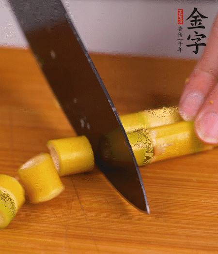 小野筍剝?nèi)ネ馄?，切成小段?>
					</div>
					<span>步驟 2/7</span>
					<p>小野筍剝?nèi)ネ馄?，切成小段?/p>
				</li><li>
					<div   id=