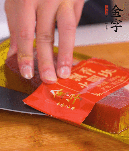 金字火腿切片，生姜切絲，蔥白切末。