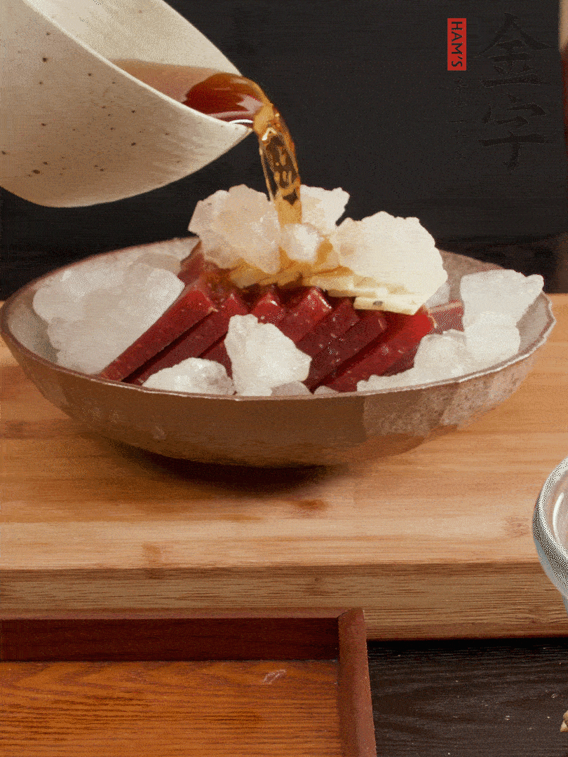 加姜片、冰糖、黃酒、水，蒸60分鐘，將火腿的咸逼出來。