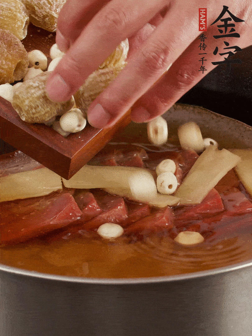 待冰糖融化后，放入蜜棗、蓮子同蒸25分鐘左右。