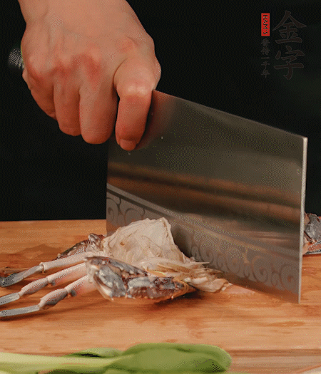 蟹殼拆開，去掉蟹肺、蟹心、蟹腮，切成4小塊。