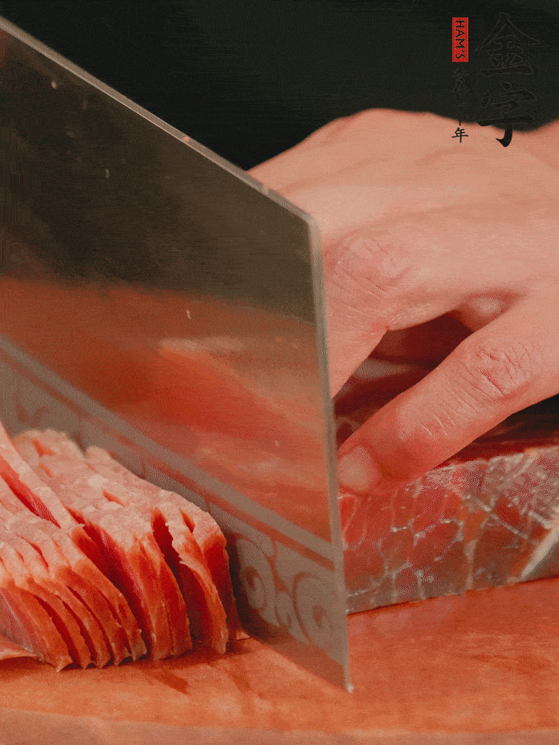 新鮮雞腿用刀在表面劃幾刀。金字火腿切薄片備用。