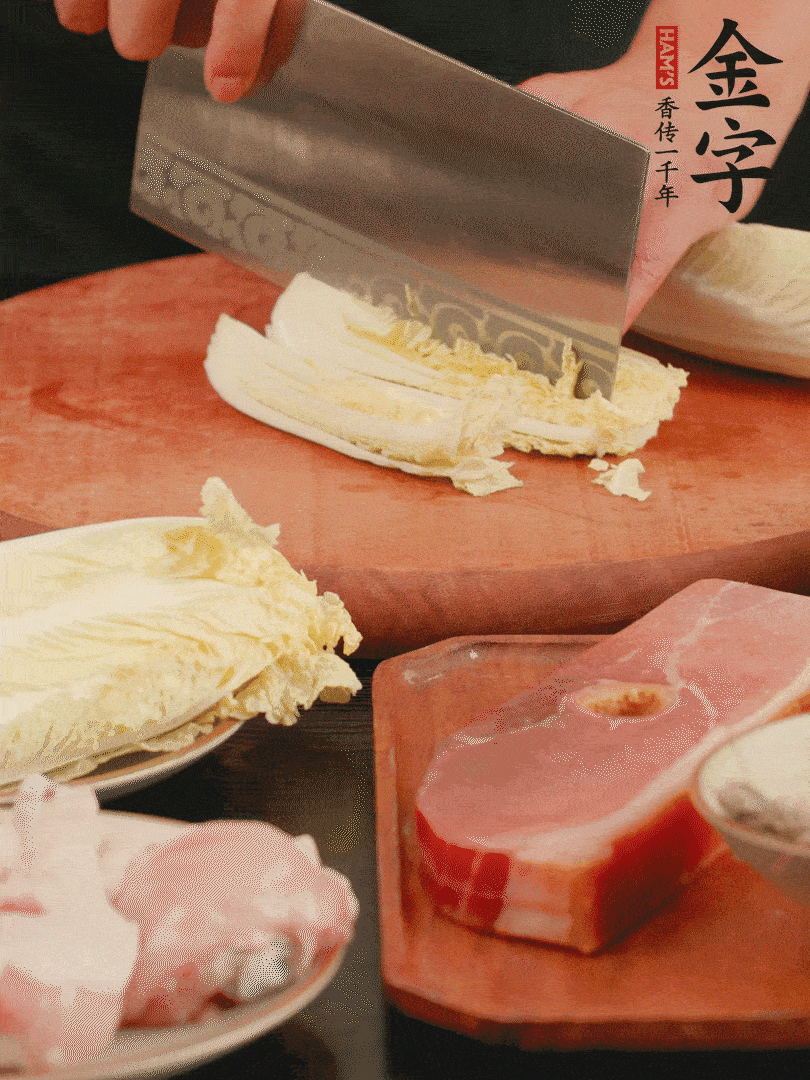 白菜去掉頭尾，對(duì)半豎切，再均勻切4刀。