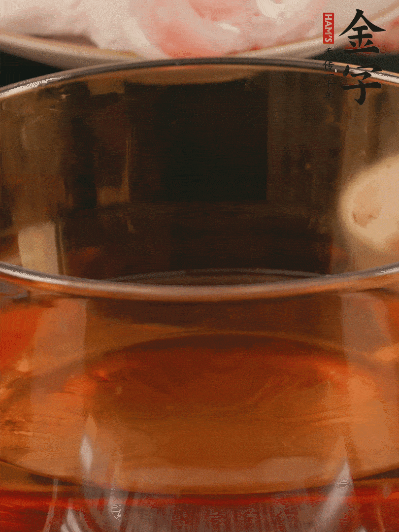 雞腿冷水入鍋，加姜片料酒焯水，撈出溫水洗凈。