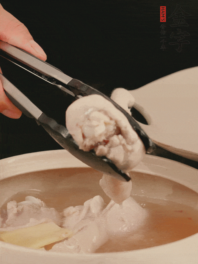 雞腿放入砂鍋，加姜片、料酒、清水，中火燉煮20分鐘撈出。