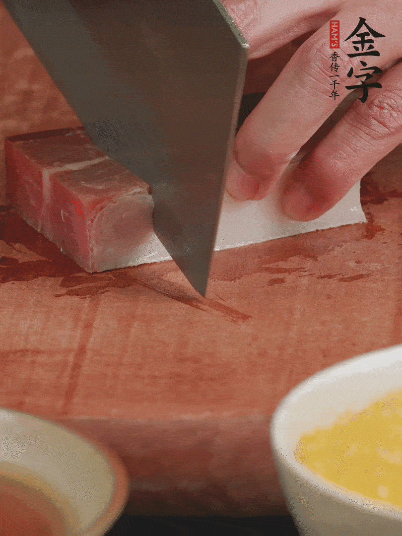 金字火腿去皮，切成大塊。