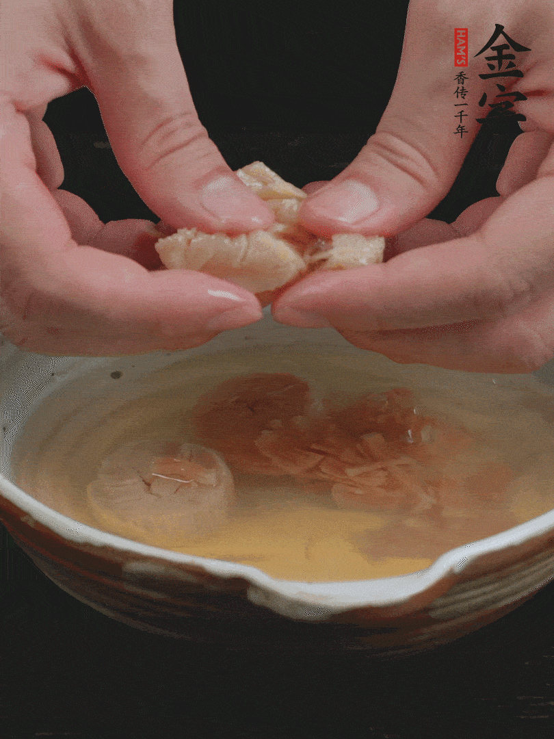 元貝溫水泡發(fā)，拆成細(xì)絲。